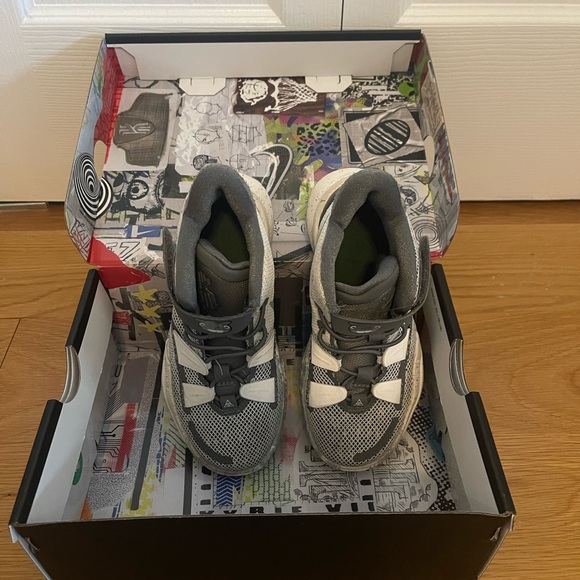 Kyrie 7 SE boys sneakers size 12 - Picture 5 of 5